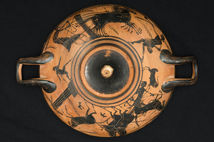 Black-figure decorated kylix depicting a chariot race