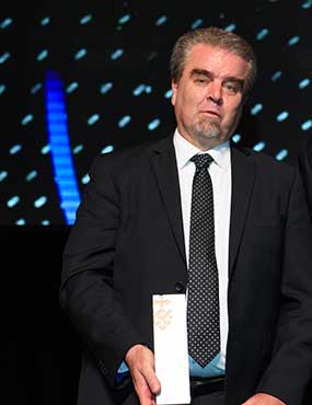 Brendan Lonergan accepting an award on a stage