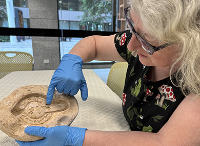 person showing an ancient lamp mould